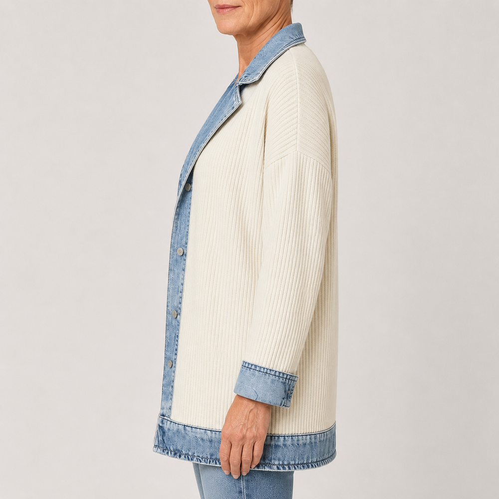Veste en maille écrue à finitions en jean, vue de profil