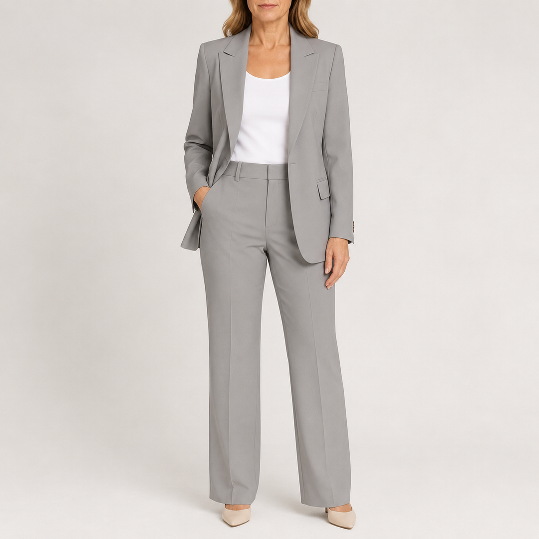 Ensemble tailleur deux pièces gris clair, vue de face