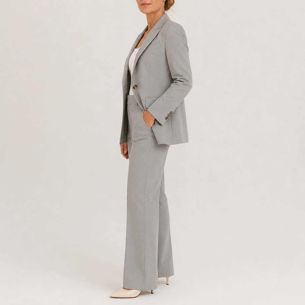 Ensemble tailleur deux pièces gris clair, vue de profil