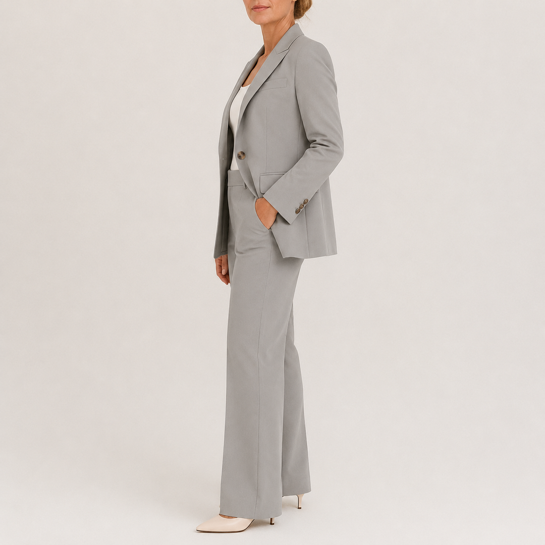 Ensemble tailleur deux pièces gris clair, vue de profil