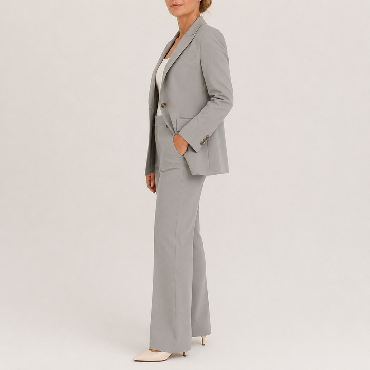 Ensemble tailleur deux pièces gris clair, vue de profil