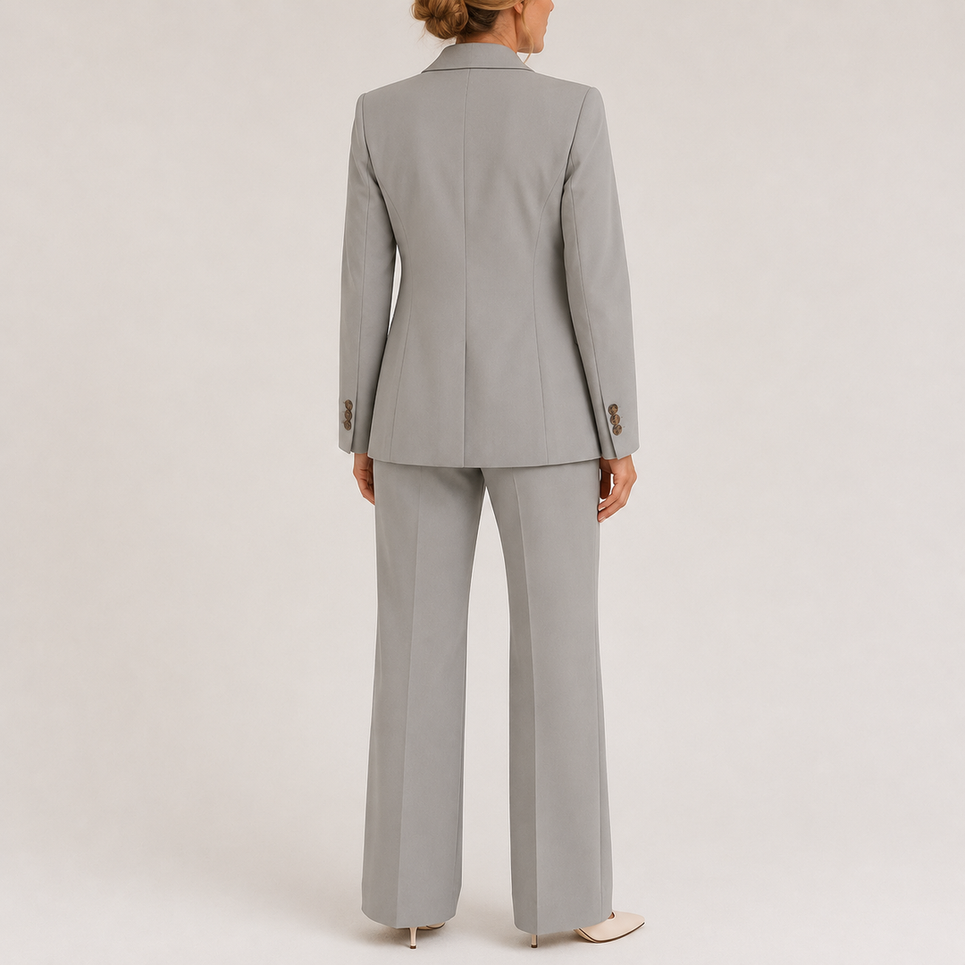 Ensemble tailleur deux pièces gris clair, vue de dos