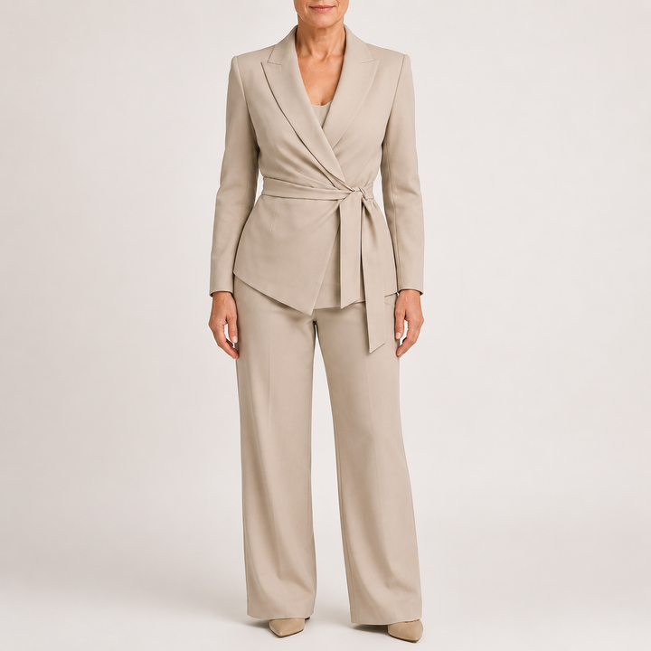 Ensemble tailleur cache-cœur beige à ceinture, vue de face