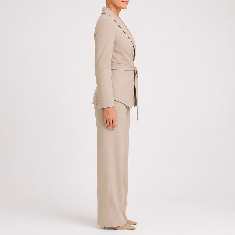 Ensemble tailleur cache-cœur beige, vue de profil