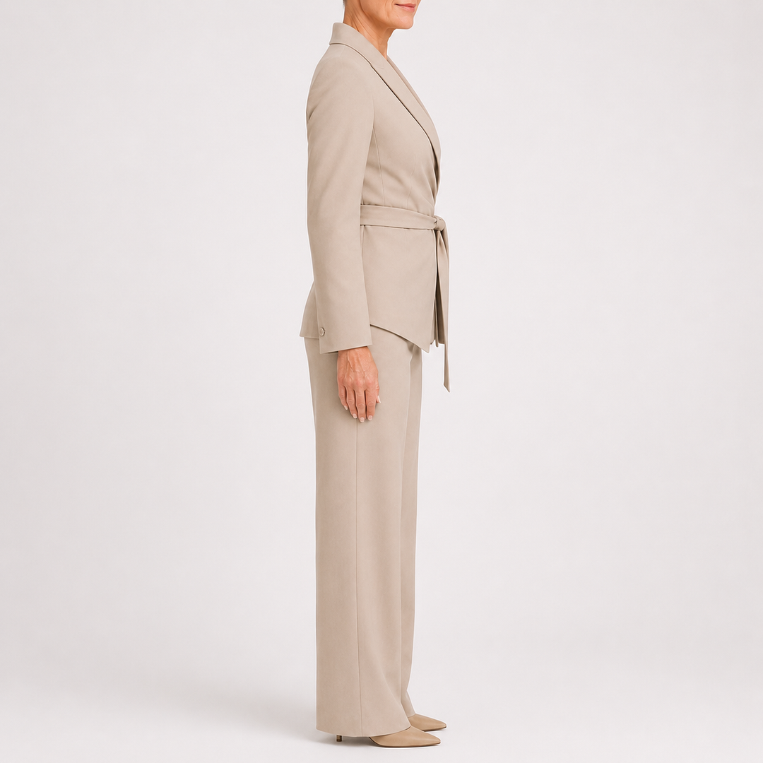 Ensemble tailleur cache-cœur beige, vue de profil