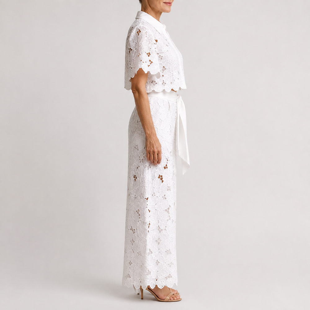 Ensemble blanc en broderie ajourée, vue de profil