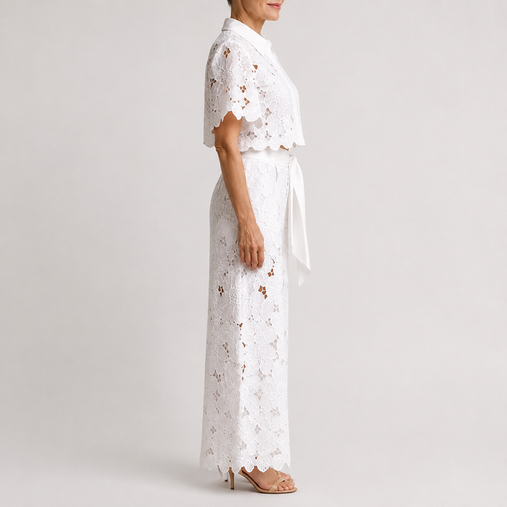 Ensemble blanc en broderie ajourée, vue de profil