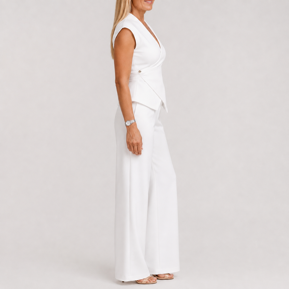 Ensemble blanc à haut sans manches et pantalon large, vue de profil