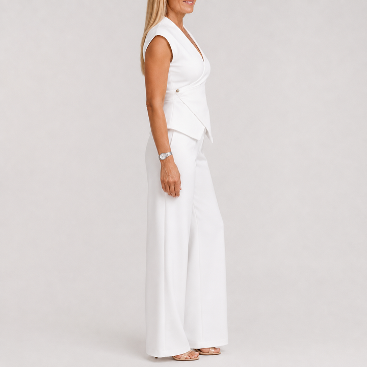 Ensemble blanc à haut sans manches et pantalon large, vue de profil